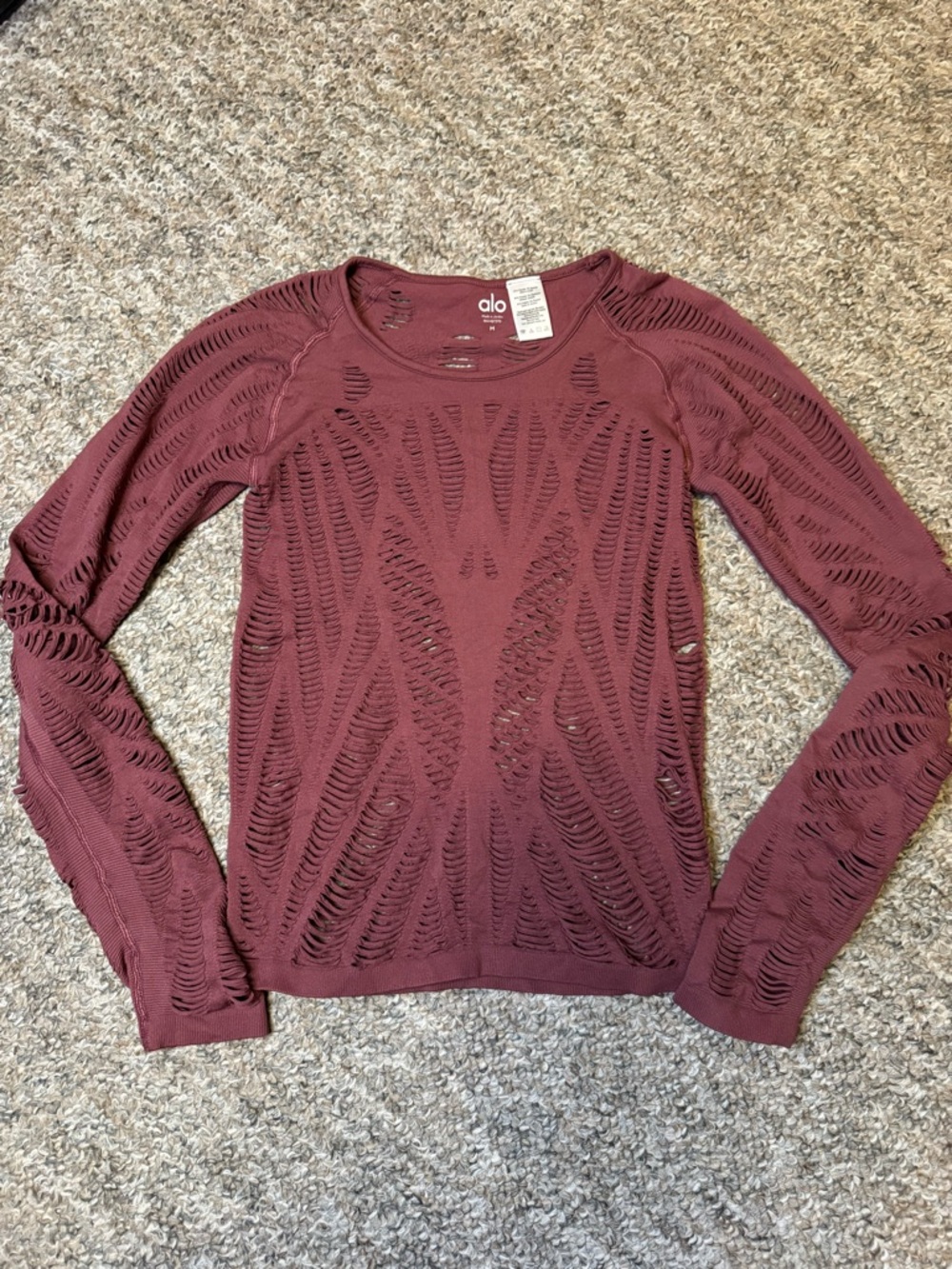 ALO Yoga Wanderer Laser cut long sleeve-burgundy